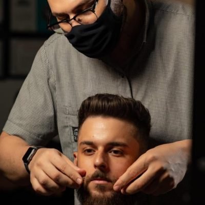 Barba modelada com navalha e toalha quente na Barbearia Lumberjack, Uberlândia